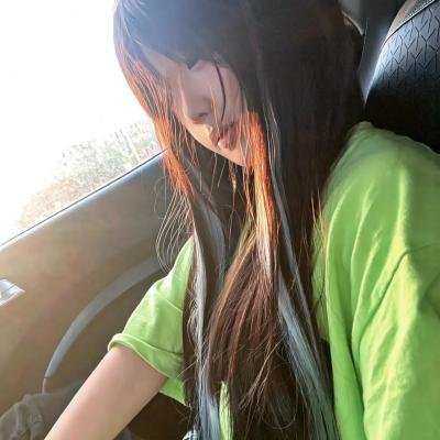 落在她身边